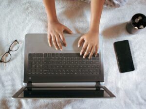 Miért érdemes modern ügyviteli rendszereket használni a webáruházakban?